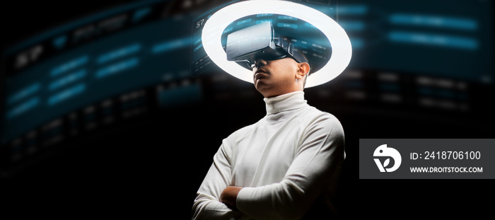 未来技术、增强现实和网络空间概念——白色光源下戴着vr眼镜的人