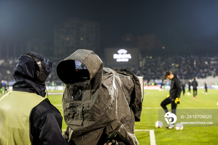 足球比赛期间体育场的电视摄像机。足球比赛期间的电视摄像机