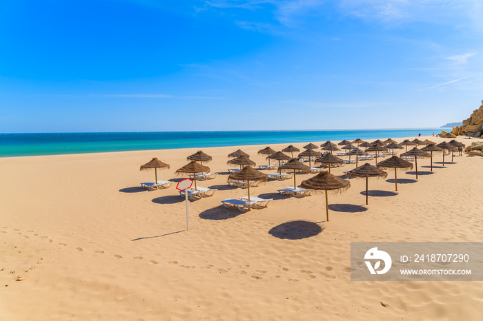 葡萄牙阿尔加维地区萨莱马海滨小镇沙滩上的遮阳床