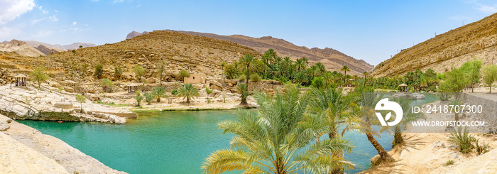 阿曼的Wadi Bani Khalid。它距离马斯喀特约203公里，距离苏尔约120公里。