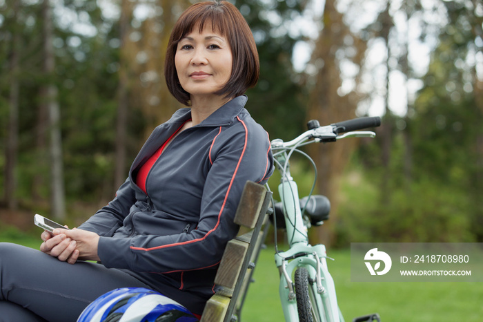 中年妇女在公园里骑自行车休息