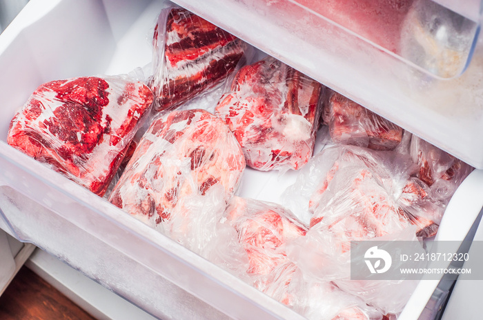 装满冬季肉类包装的冰箱。