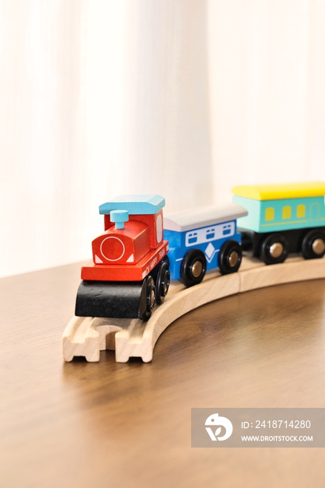 レールの上を走る可愛いおもちゃの機関車