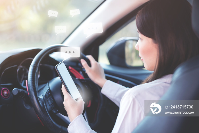 女人在车上用智能手机发短信