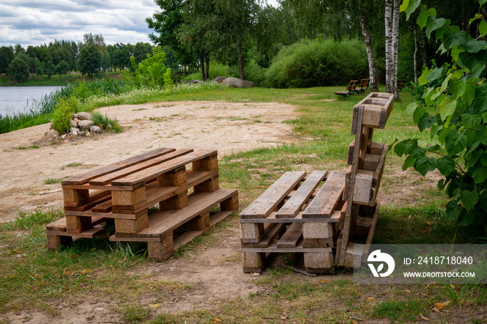 木质托盘制成的质朴木桌子和长凳