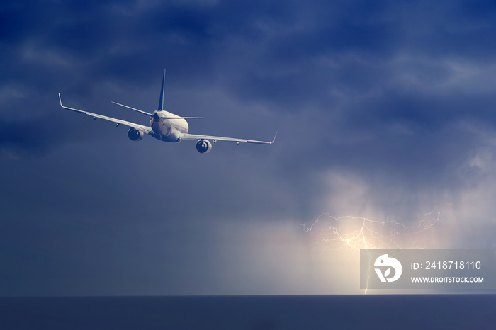 一架客机在乌云和闪电的暴风雨天空中在海上飞行。
