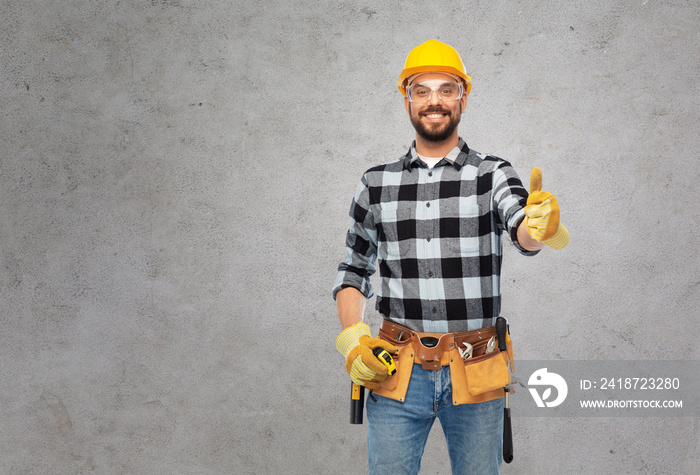 职业、建筑和建筑理念-戴着头盔和g的快乐微笑的男工人或建筑工人