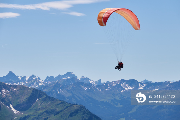 Gleitschirmflieger in den Allgäuer Alpen