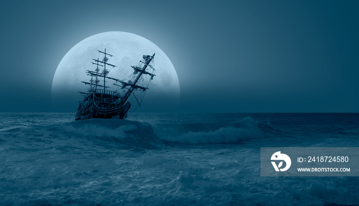 在风暴海中航行的老船——云层中有月亮的夜空这张图片的元素提供了b