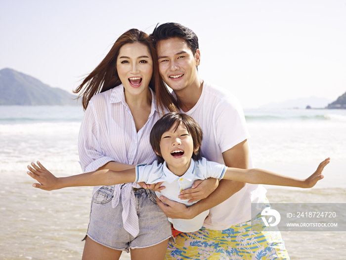亚洲家庭在海滩上玩得很开心