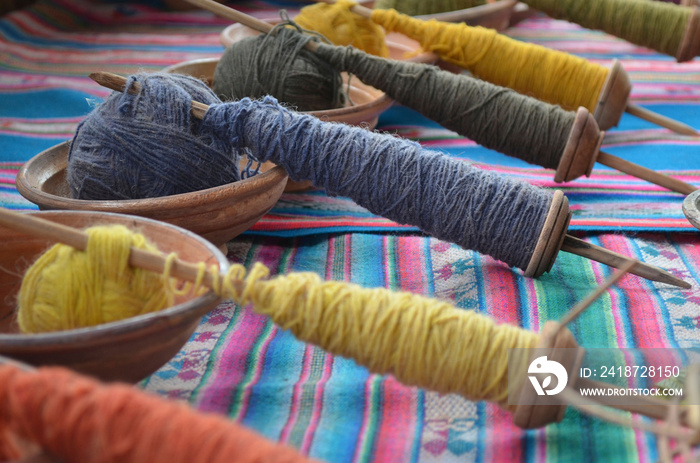 在Pe Huancayo附近的一个车间里，天然染色的羊驼毛被用于传统纺织品