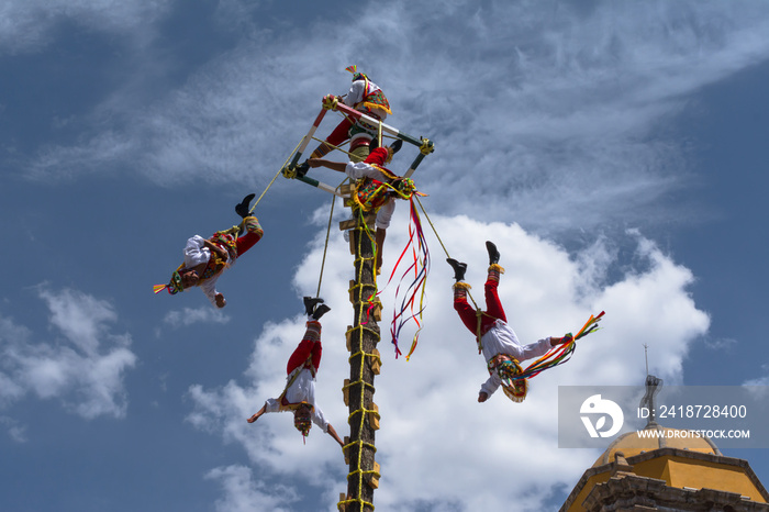 Los voladores de papantla se lanzaron al vuelo.