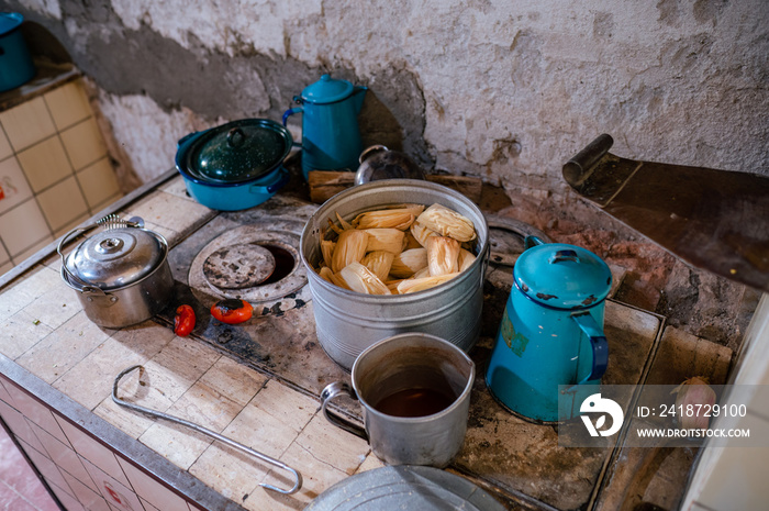 Fotografia de tamales cocinándose en una estufa antigua de leña.