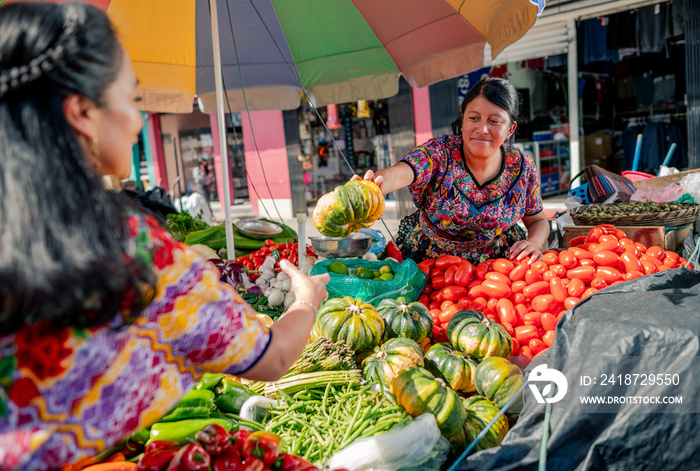 Vendedora en un puesto de vegetales frescos en el mercado de Qetzaltenango.