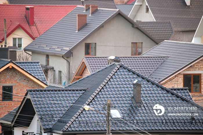 郊区农村地区屋顶覆盖金属和陶瓷瓦的住宅