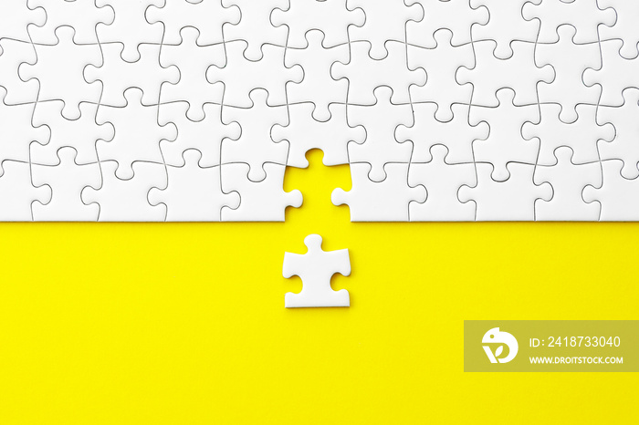 ジグソーパズル　Jigsaw puzzle on yellow background