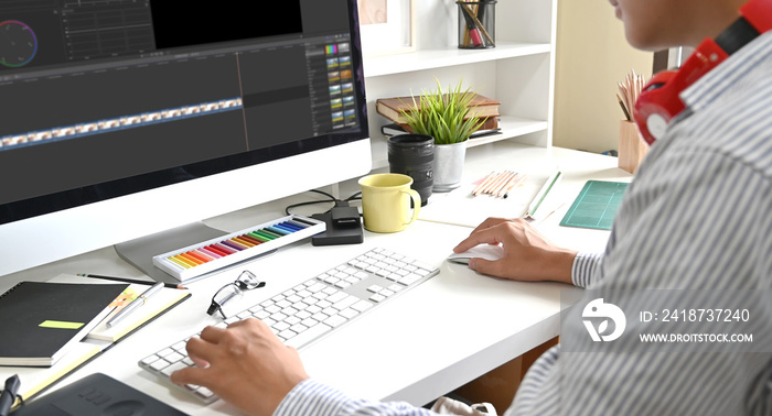 使用计算机专业编辑进行视频编辑，添加彩色分级镜头。