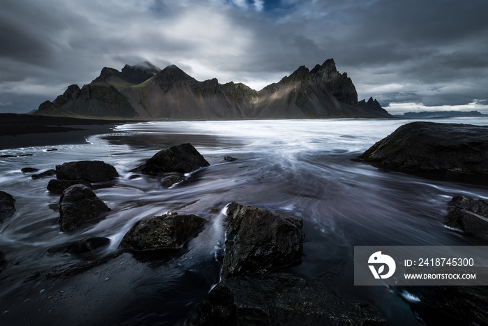 Langzeitbelichtung der Wellen bei Stokksnes mit Vesturhorn, Höfn, Südisland