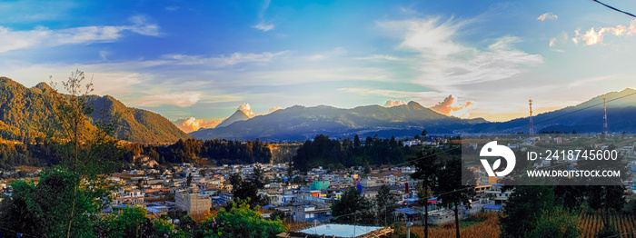 paisaje panorámico de atardecer pueblo de cajola con montañas que la rodean el valle