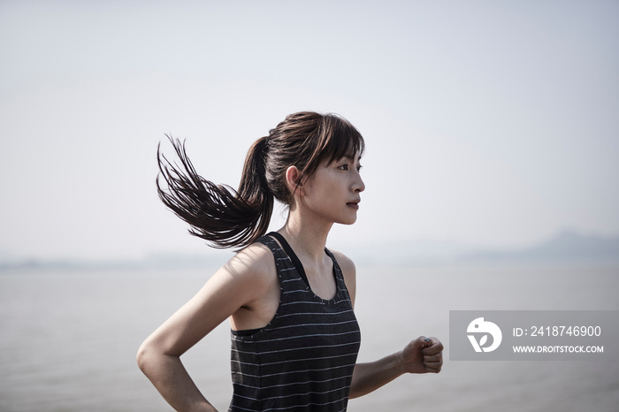亚洲年轻女子户外慢跑