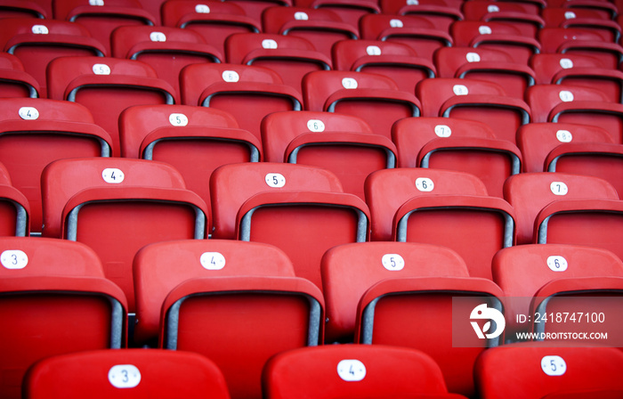 rote Plastiksitze  in einer Sportarena