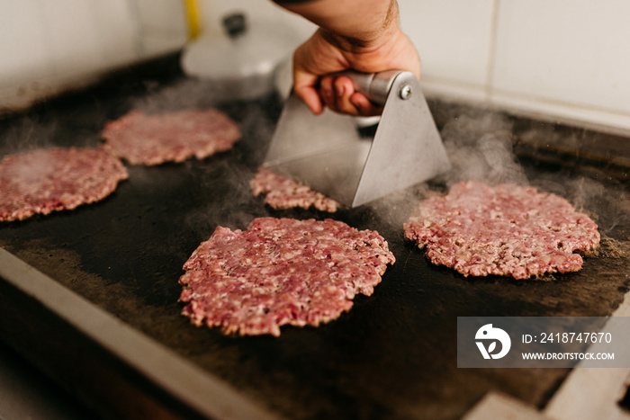 Snack - producing hamburger for the smash burger snack