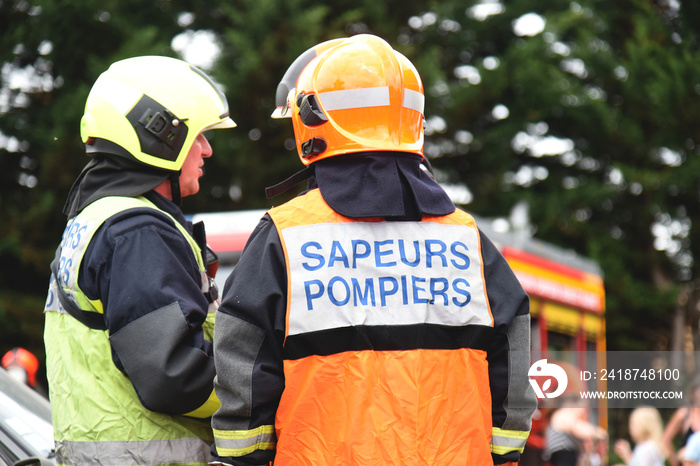 pompiers secourant des victimes dun accident de voiture