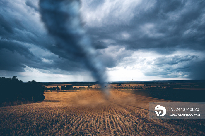 Unwetter Stürme und Tornado vernichten ganze Landschaften