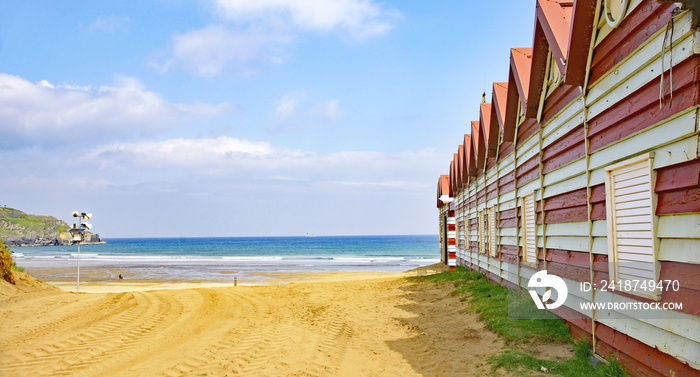 Casetas de colores en la playa de las arenas, Muskiz, Vizcaya, España