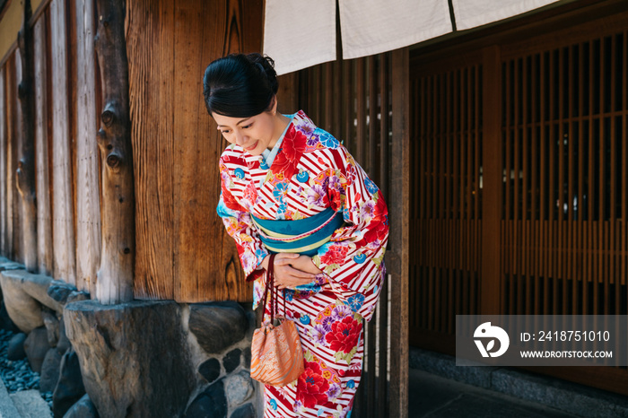 穿着漂亮和服鞠躬的日本女士