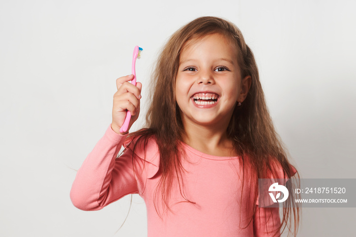 一个在白底上刷牙的小女孩。