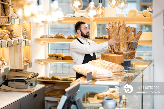漂亮的面包店里摆满了长棍面包的漂亮面包销售商