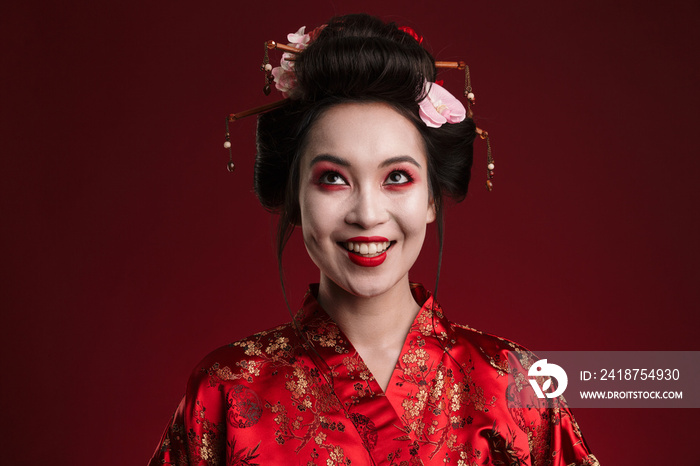 穿着传统日本和服微笑的美丽艺妓形象
