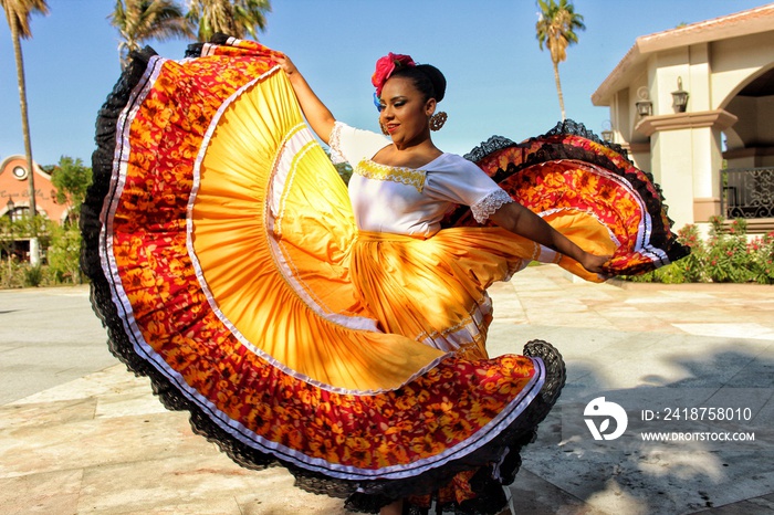 Mujer vestido tradicional amarillo. 12