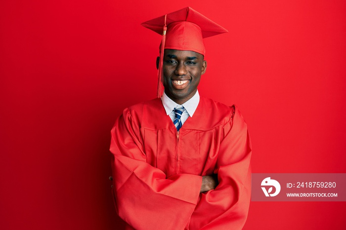 年轻的非裔美国男子戴着毕业帽，穿着毕业典礼礼服，脸上洋溢着幸福的笑容