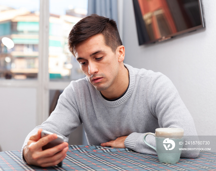 男人在电话里聊天，独自在家里心烦意乱