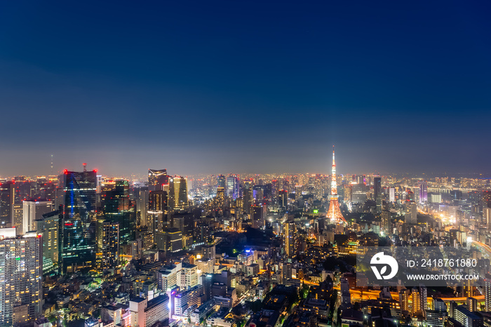 東京都港区六本木の高層ビルの展望台から見た夜の東京の都市景観