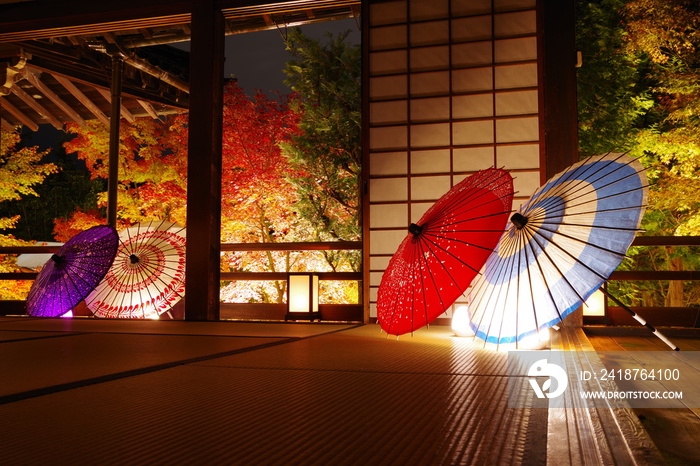 秋の京都・勝林寺の紅葉ライトアップと和傘