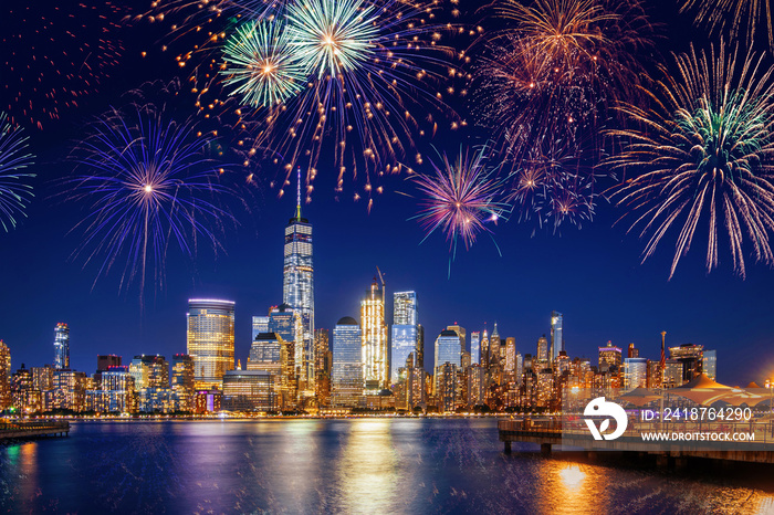 烟花闪烁的纽约市天际线——新年前夜庆祝活动的通宵曝光