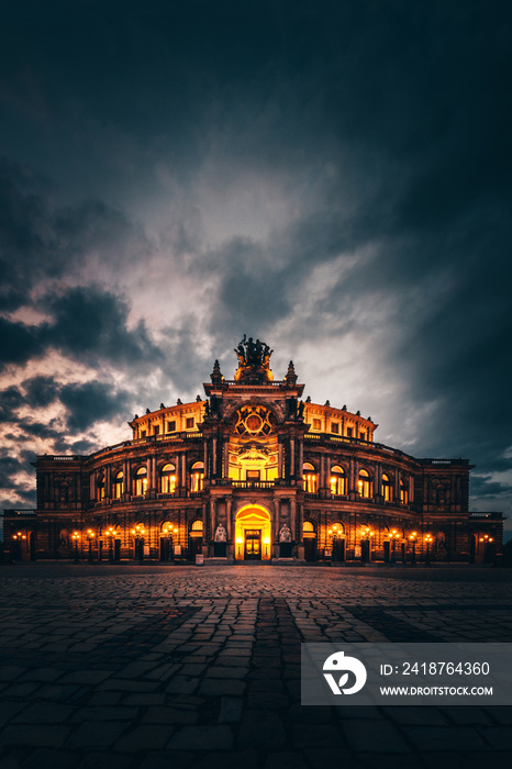 德累斯顿的森佩尔歌剧院是著名的音乐历史建筑。晚上的音乐会建筑