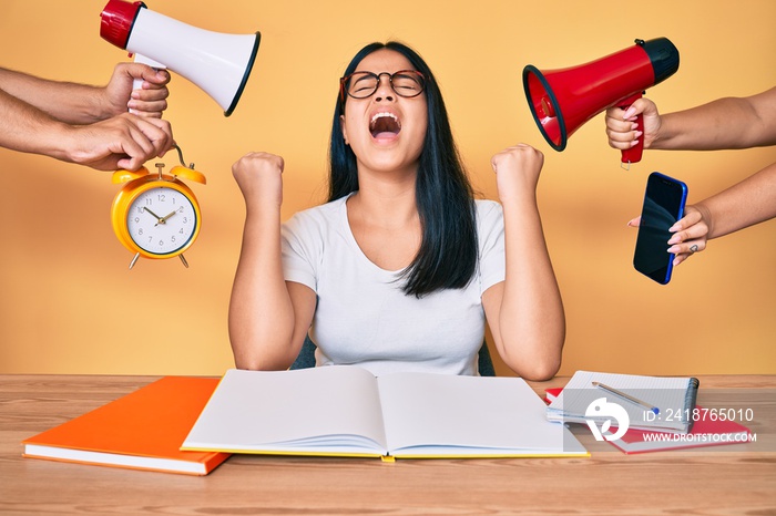 一名年轻的亚洲女性对大学考试感到沮丧，大喊学校最后期限的压力