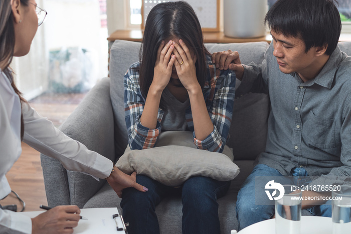 psychologist talking with married couple about depression of husband.