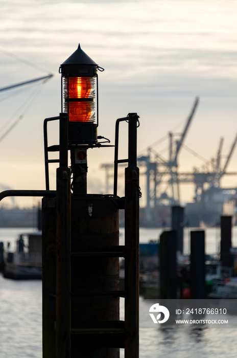 Lampe Hafen Hamburg Stückgut Museumsschiff Landungsbrücken Ufer Promenade Segelschiff Hafen Kräne Sc