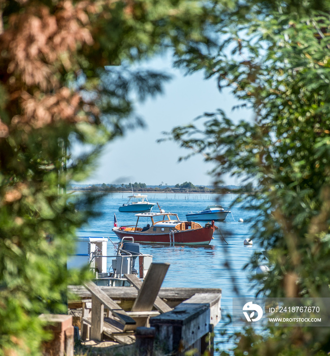 CAP FERRET (Bassin dArcachon, France), une pinasse traditionnelle vue du village ostréicole de LHe