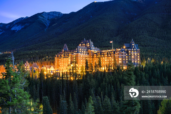 费尔蒙特班夫温泉豪华酒店，位于班夫国家公园的加拿大落基山