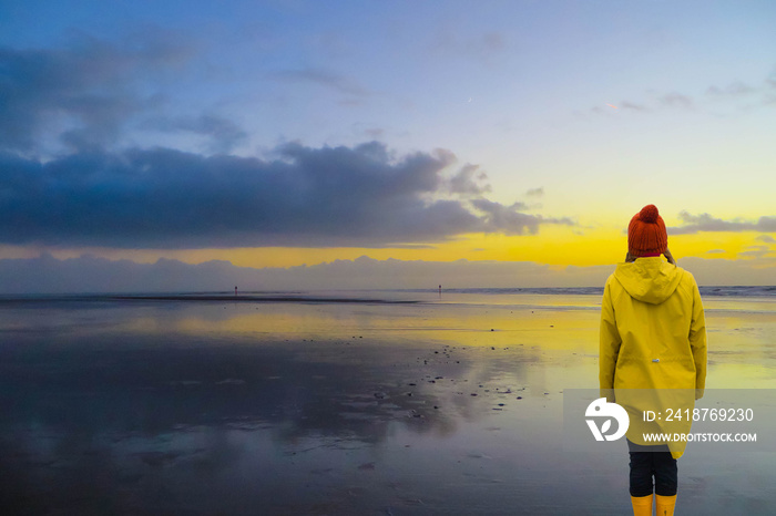 Frau am Strand Abends