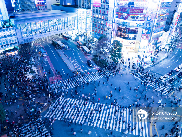 夕暮れの渋谷駅前交差点