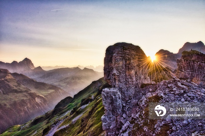 Spektakulär Bergformation auf Klausenpass beim Balmer Grätli mir fantastischer Abendstimmung