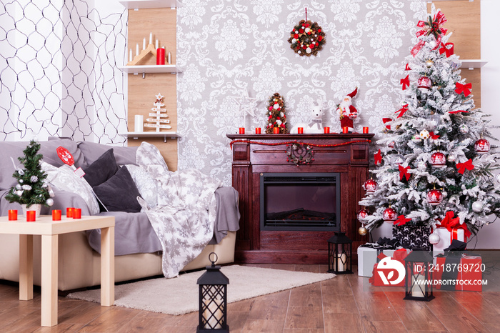 美丽的圣诞内饰，配有壁炉和冷杉树。快乐的地方。
