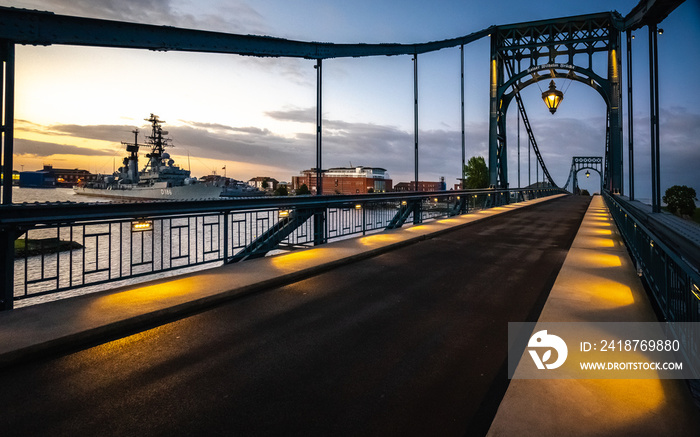 Kaiser-Wilhelm-Brücke in Wilhelmshaven, Dämmerung und Sonnenaufgang